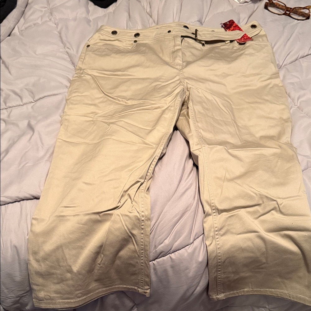 Jones Wear Cream Capris